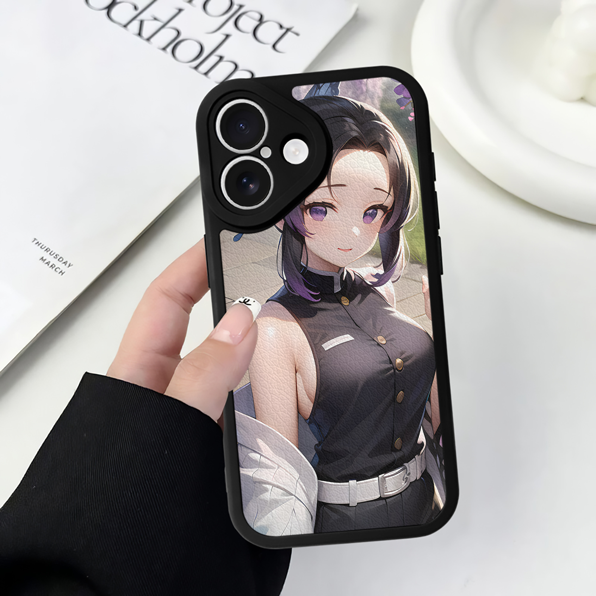 （画像用） 鬼滅の刃（きめつのやいば）蟲柱-胡蝶 しのぶ／こちょう しのぶ Kochou Shinobu 【iPhone 16シリーズ対応】シリコンスマホケース（レザー調） 材質：シリコン